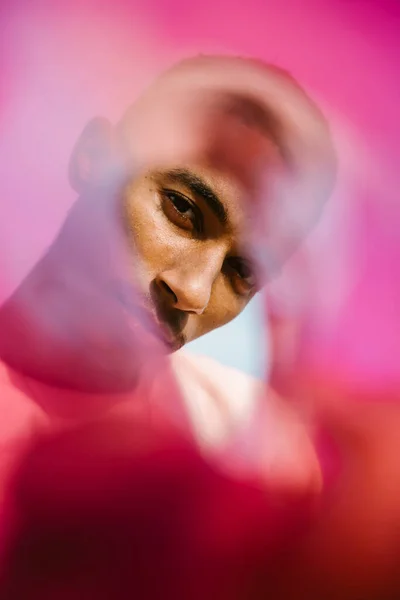 Νεαρός Κοιτάζει Μέσα Από Ροζ Πλαστικό Εξωτερικούς Χώρους — Φωτογραφία Αρχείου