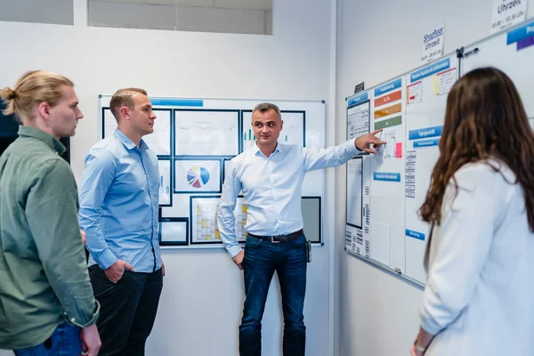 Empresário Explicando Plano Para Colega Trabalho Reunião Escritório — Fotografia de Stock