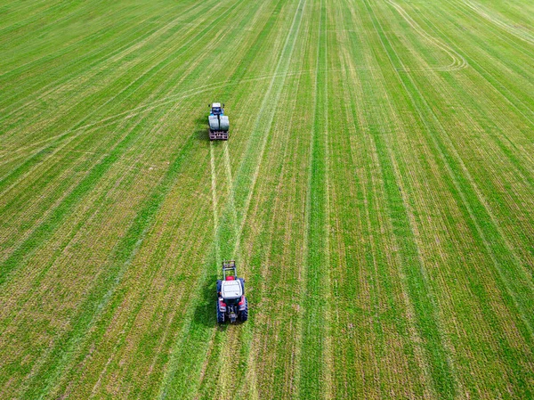 Vista Aérea Dos Tractores Recogiendo Fardos Heno Campo — Foto de Stock