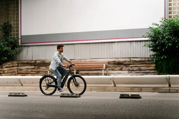 Joven Montando Bicicleta Eléctrica Por Carretera Ciudad —  Fotos de Stock