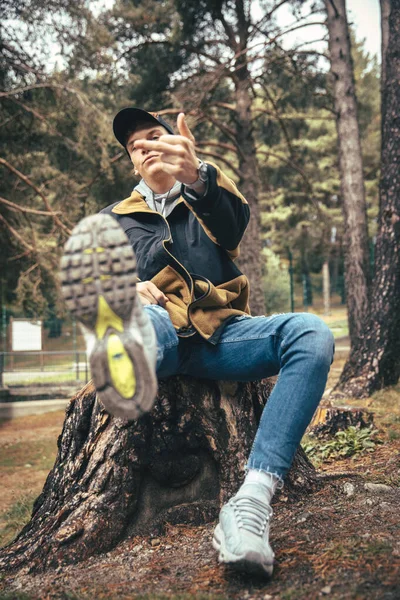Junger Mann Gestikuliert Herbst Auf Baumstamm Wald — Stockfoto