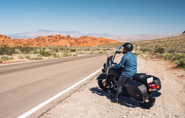 Man Riding Motorcycle Road Trip Summer Nevada Eua — Fotografia de Stock