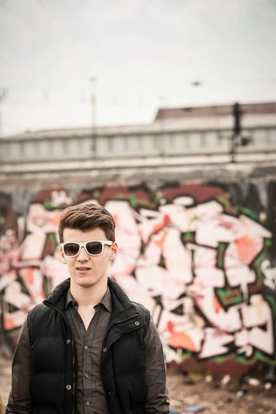 Porträt Eines Teenagers Mit Sonnenbrille Einem Alten Heruntergekommenen Industriegebiet — Stockfoto