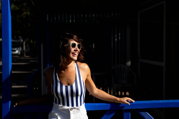 Vrolijke Vrouw Kijkt Weg Terwijl Staan Tegen Leuning Zonnige Dag — Stockfoto