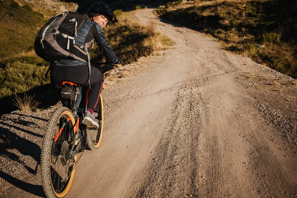 Mountain Bike Femminile Con Zaino Bicicletta Strada Nel Parco Naturale — Foto Stock