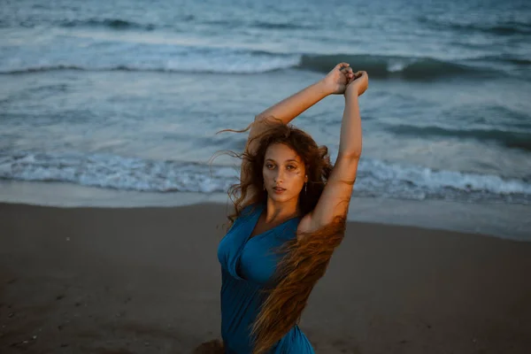 Schöne Junge Frau Tanzt Strand — Stockfoto
