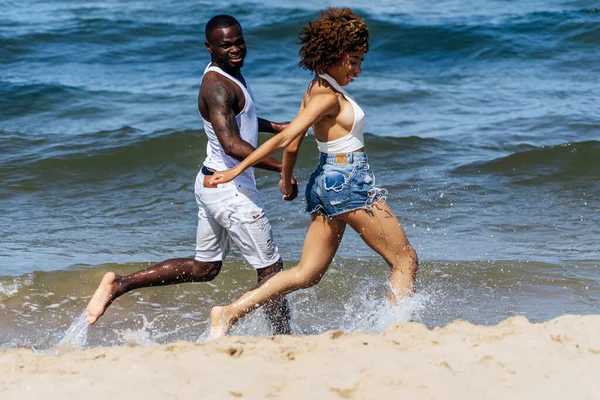 Carefree Young Couple Running Sea Sunny Day — Stock Photo, Image