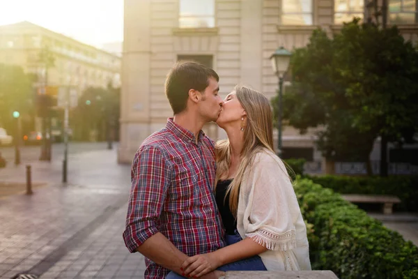 Coppia Baciare Strada Città — Foto Stock