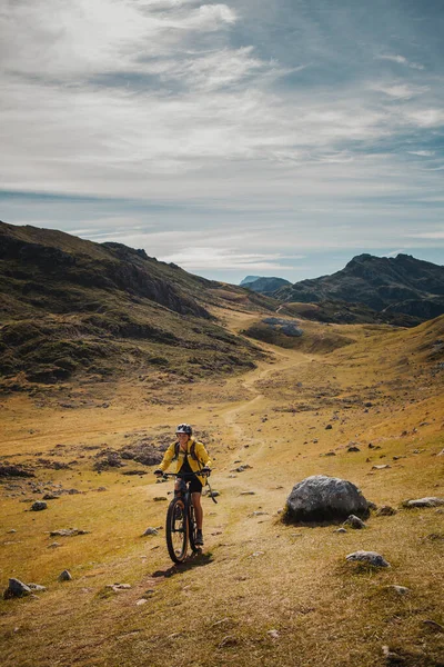 Mulher Andando Bicicleta Elétrica Montanha Parque Natural Somiedo Espanha — Fotografia de Stock