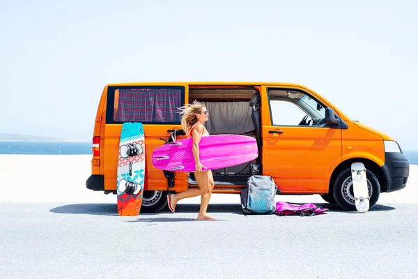 Mujer Con Pelo Soplando Corriendo Playa Con Tabla Surf Contra — Foto de Stock