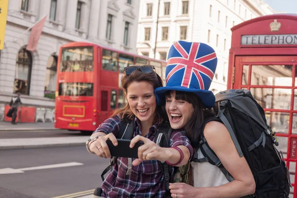 Mulher Feliz Tomando Selfie Com Amigo Vestindo Chapéu Bandeira Britânica — Fotografia de Stock