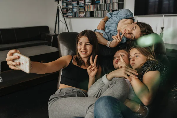 Amigos Haciendo Gestos Mientras Toman Selfie Sofá Casa —  Fotos de Stock