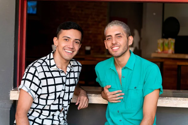 Amigos Sorrindo Enquanto Sentados Balcão Bar Restaurante — Fotografia de Stock
