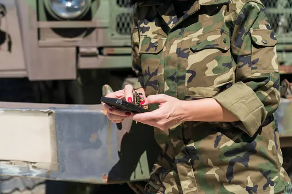 Зрелая Женщина Солдат Армии Помощью Мобильного Телефона Стоя Против Грузовика — стоковое фото