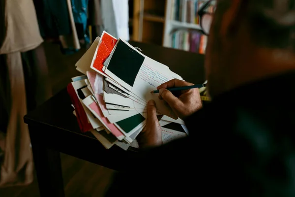Férfi Szabó Írás Papírra Ceruzával Miközben Dolgozik Stúdióban — Stock Fotó