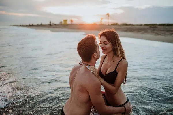 Casal Vestindo Roupa Banho Fazendo Romance Água Praia — Fotografia de Stock