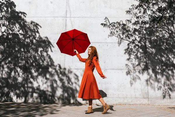 Femme Robe Rouge Tenant Parapluie Rouge Tout Tenant Contre Mur — Photo