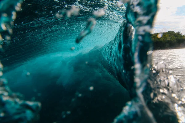 海の波が飛び散る水中の景色 — ストック写真