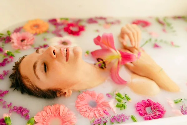 Young Woman Amidst Flowers Taking Milkbath Bathtub Spa — Fotografia de Stock
