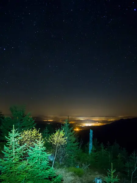Sternenhimmel Über Dem Bayerischen Wald Mit Dorfbeleuchtung Hintergrund — Stockfoto