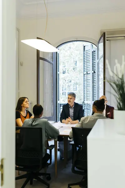 Empresários Mulheres Negócios Discutindo Mesa Escritório Visto Através Porta — Fotografia de Stock