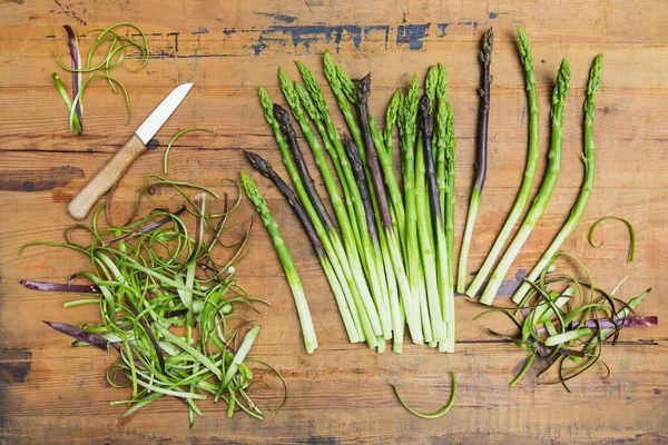 菜刀和新鲜剥皮的芦笋茎 — 图库照片