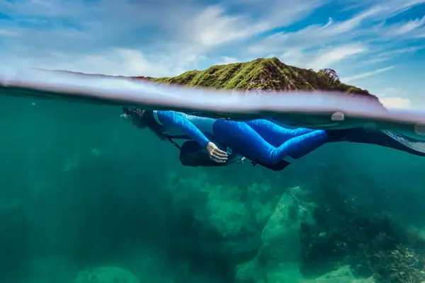 Dalış Kıyafetli Bir Kadın Denizaltına Dalıyor — Stok fotoğraf