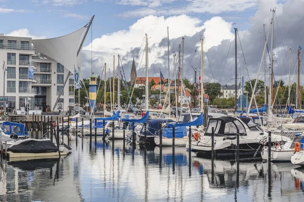 Alemania Schleswig Holstein Eckernforde Varios Barcos Amarrados Puerto Ciudad — Foto de Stock