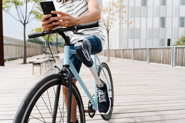 Mann Mit Künstlichen Gliedmaßen Nutzt Handy Auf Fahrrad Der Stadt — Stockfoto