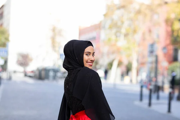 Potret Wanita Muda Cantik Mengenakan Jilbab Hitam Memandang Dari Atas — Stok Foto