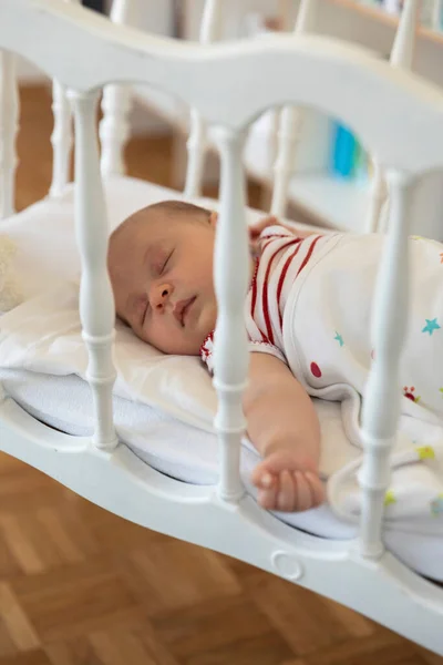 赤ん坊女の子横たわっでクリブ ホーム — ストック写真