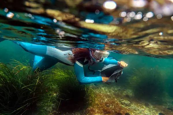 Mid Adult Woman Collecting Seafood Bag While Diving Sea — Stock Photo, Image