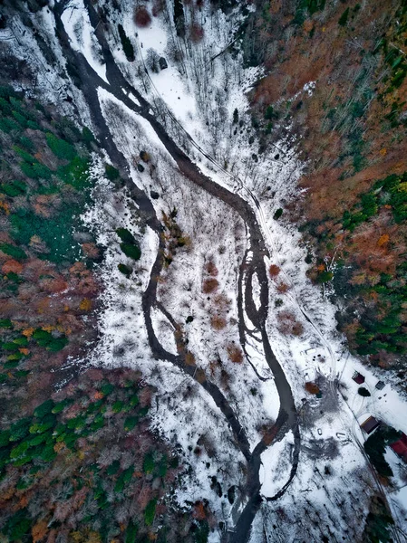 Widok Powietrza Rzeki Przepływającej Przez Pokryty Śniegiem Krajobraz — Zdjęcie stockowe