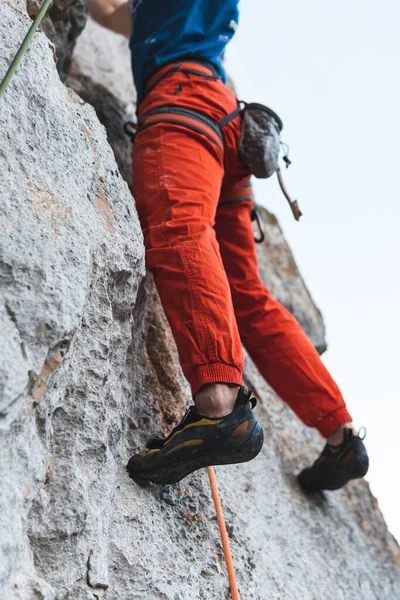 Спортсмен Карабкается Скалистую Гору — стоковое фото