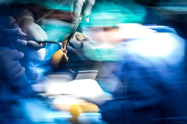 Mężczyzna Chirurdzy Wykonując Achilles Ścięgna Sali Operacyjnej Szpitalu — Zdjęcie stockowe
