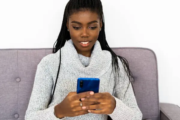 Mensajería Texto Mujer Teléfono Inteligente Mientras Está Sentado Casa — Foto de Stock