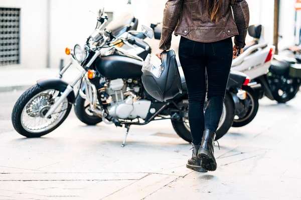 Biker Kvinna Med Hjälm Promenader Mot Motorcykel Trottoaren Staden — Stockfoto