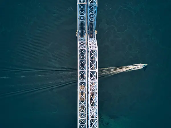 Luchtfoto Van Boot Die Wolga Rivier Vaart Onder Metalen Spoorbrug — Stockfoto