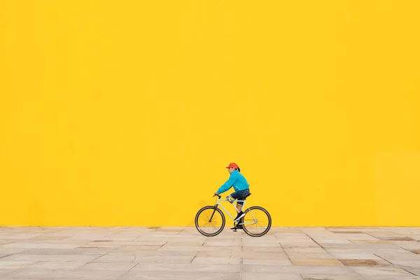 Hombre Discapacitado Montando Bicicleta Contra Pared Amarilla — Foto de Stock