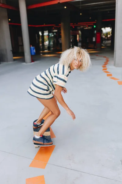 Blond Afro Žena Skateboarding Pěší Stezce — Stock fotografie