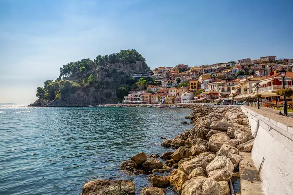 Yunanistan Preveza Parga Yazın Yon Kıyısındaki Tatil Beldesi — Stok fotoğraf