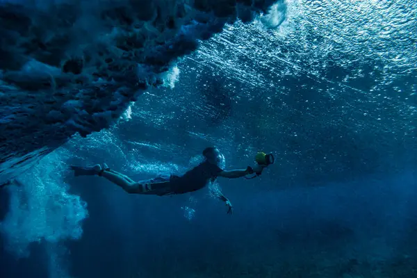 Mann Schnorchelt Beim Filmen Unter Wasser Auf Den Malediven — Stockfoto