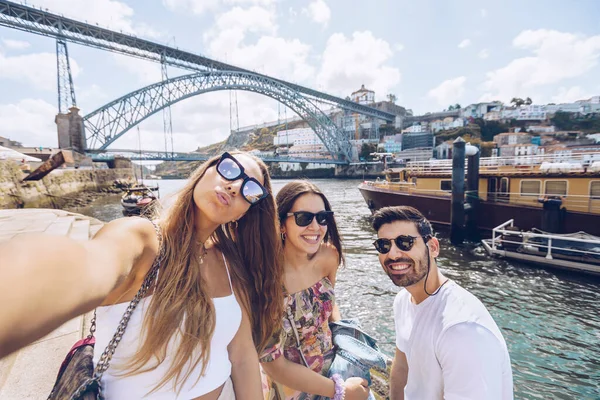 Jovens Amigos Alegres Tirar Selfie Contra Rio Douro Cidade Porto — Fotografia de Stock