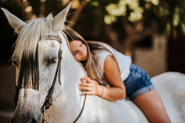 Bella Giovane Donna Appoggiata Sul Cavallo Bianco — Foto Stock