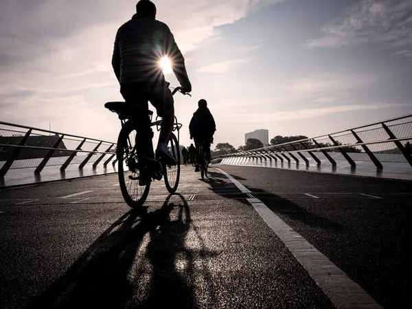 Denmark Copenhagen Silhouettes Two People Riding Bicycles Langebro Bridge Sunset — Stock Photo, Image