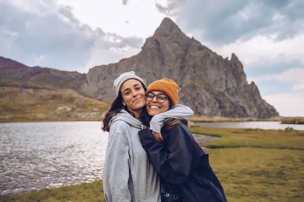 Sisters Wearing Warm Clothing Embracing While Standing Lake Ibones Anayet — Stock Photo, Image
