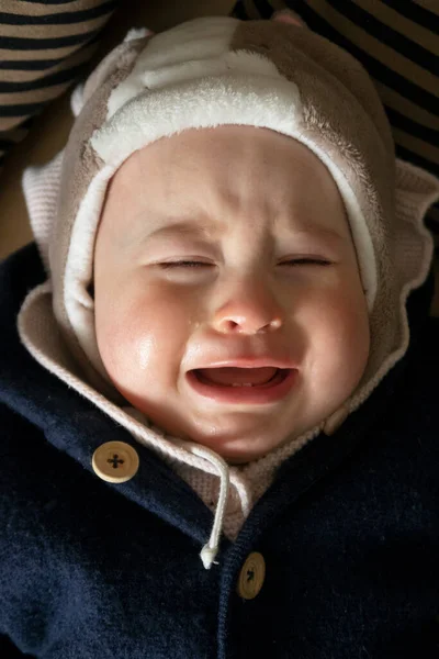 Bébé Fille Pleurer Tout Allongé Dans Maison — Photo