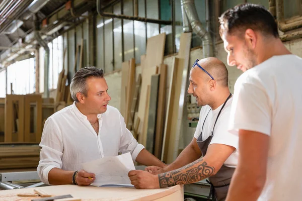 Project Manager Talking Coworker While Standing Factory — Stock Photo, Image