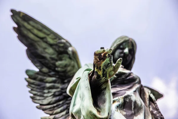 Estátua Anjo Desgastado Que Alcança Para Câmera — Fotografia de Stock