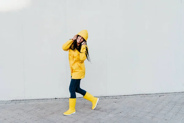 Smiling Woman Wearing Raincoat Standing Footpath Gray Wall — Stock Photo, Image
